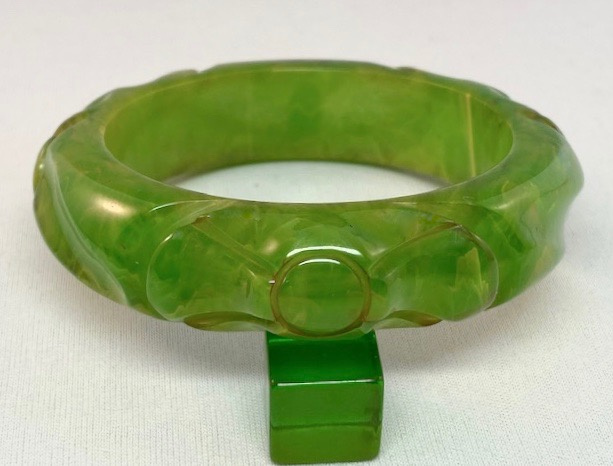BB184 carved cloudy marbled lime bakelite bangle